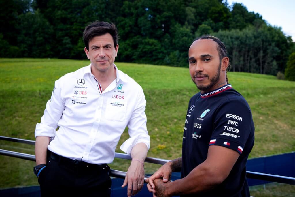 Wolff és Hamilton azonosította, hogy hol ért el kiemelkedő különbséget a Ferrari a Mercedesszel szemben