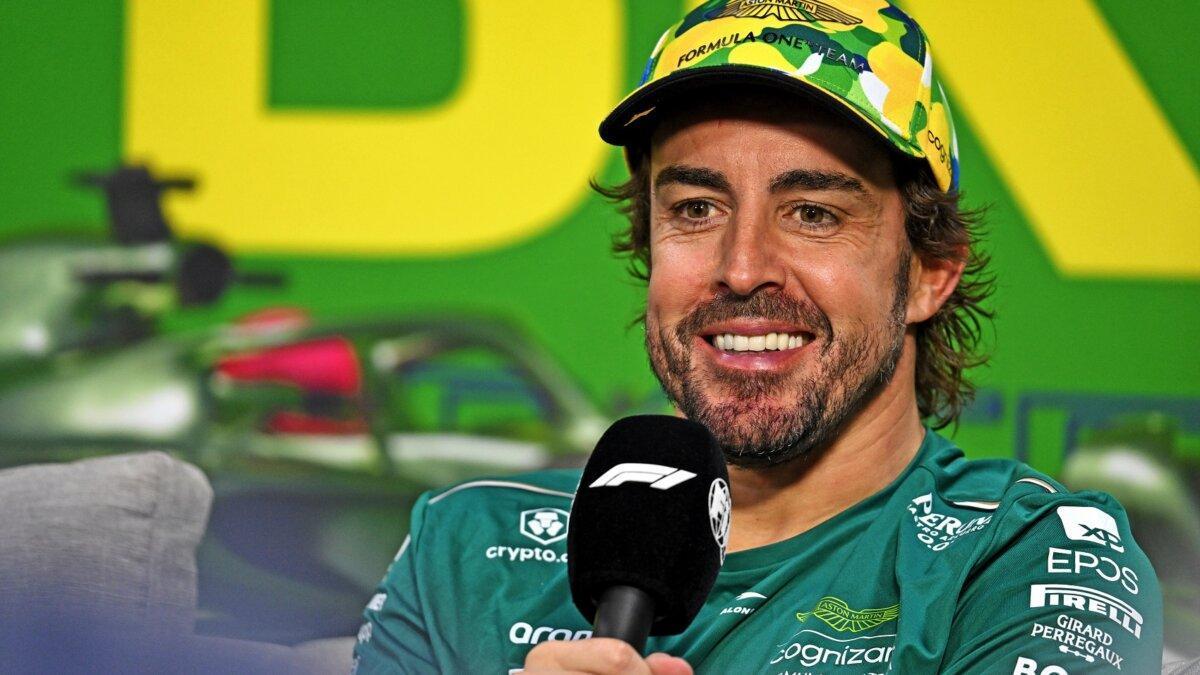 Fernando Alonso ritka dicsérettel illeti Lewis Hamiltont: Mindannyiunkat motivál