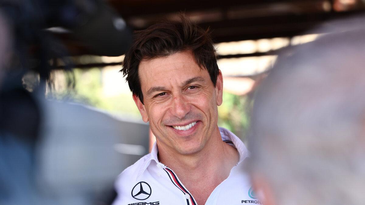 Sajtóhír: Toto Wolff újabb háromévre marad a Mercedes csapatfőnöke